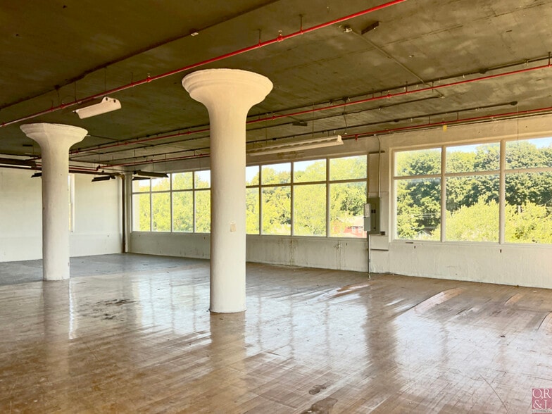 More Photos Of 12 Bridge St, Deep River Light Manufacturing For Sale