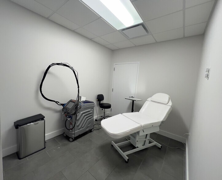 More Photos Of 185-205 Froehlich Farm Blvd, Woodbury Medical For Lease