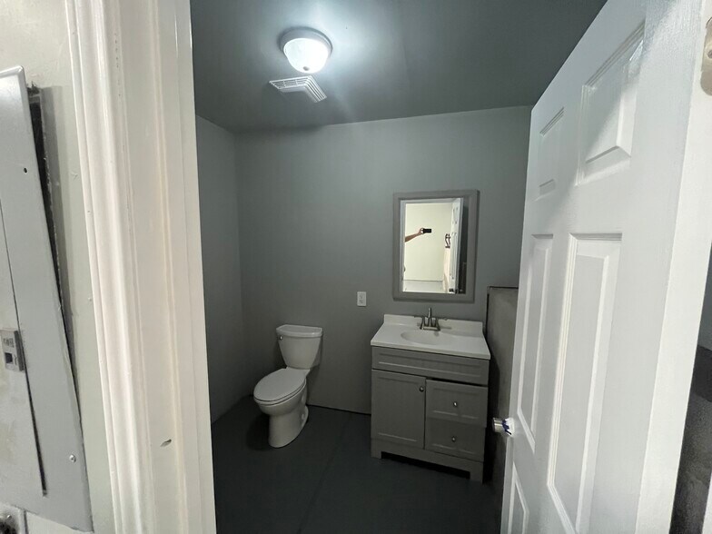 More Photos Of 22108 Hwy 71 W, Spicewood Light Manufacturing For Lease