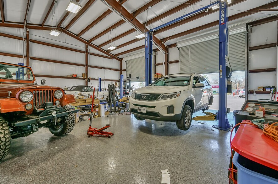 More Photos Of 1308 N Frazier St, Conroe Service For Sale