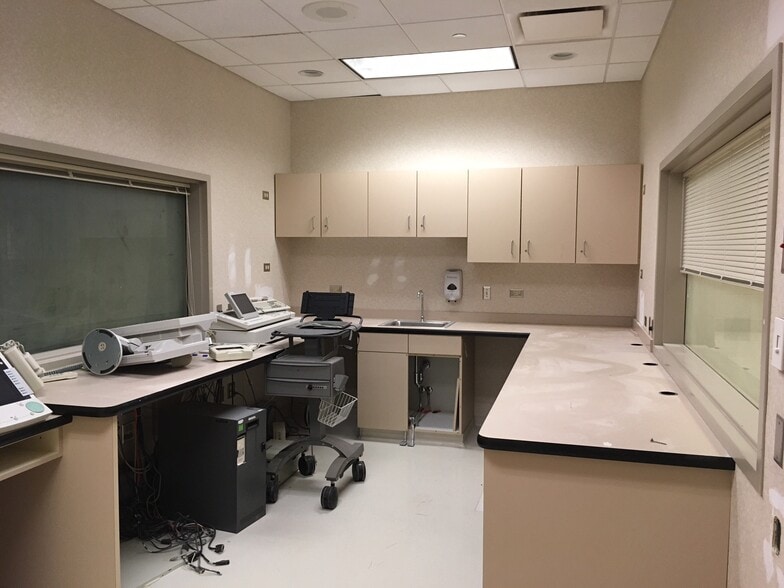 More Photos Of 901-934 Center St, Elgin Hospital For Sale