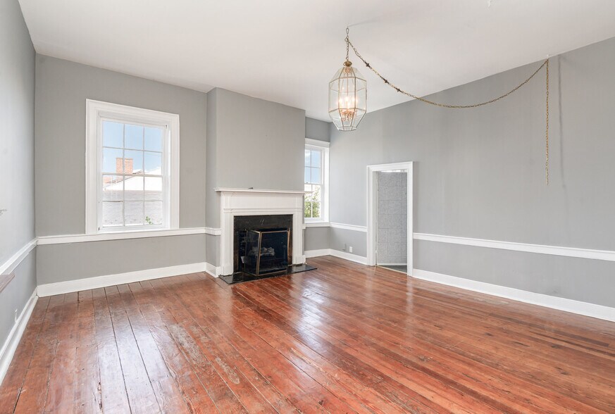 More Photos Of 826 Caroline St, Fredericksburg Storefront Retail Office For Lease