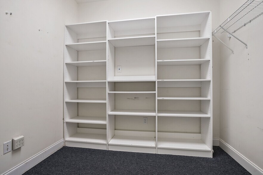 More Photos Of 200-204 River Park North Dr, Woodstock Medical For Sale