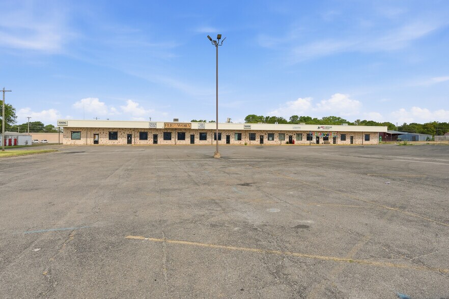 More Photos Of 605 S Green Ave, Purcell Freestanding For Sale