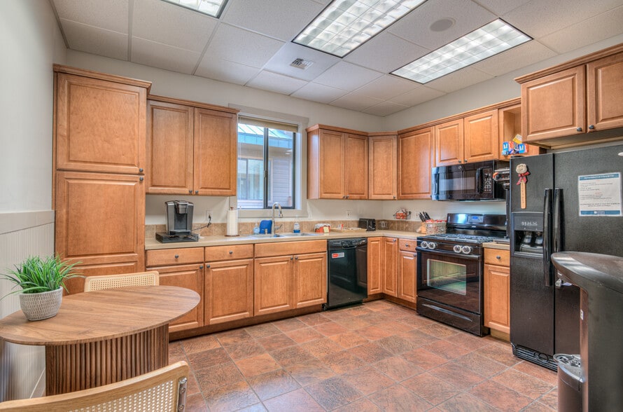 More Photos Of 2464 SW Glacier Pl, Redmond Office For Sale