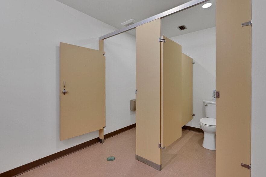 More Photos Of 6601-6535 Chester Ave, Jacksonville Continuing Care Retirement Community For Lease