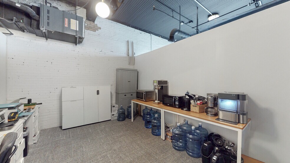 More Photos Of 2111 Center St, Cleveland Freestanding For Lease