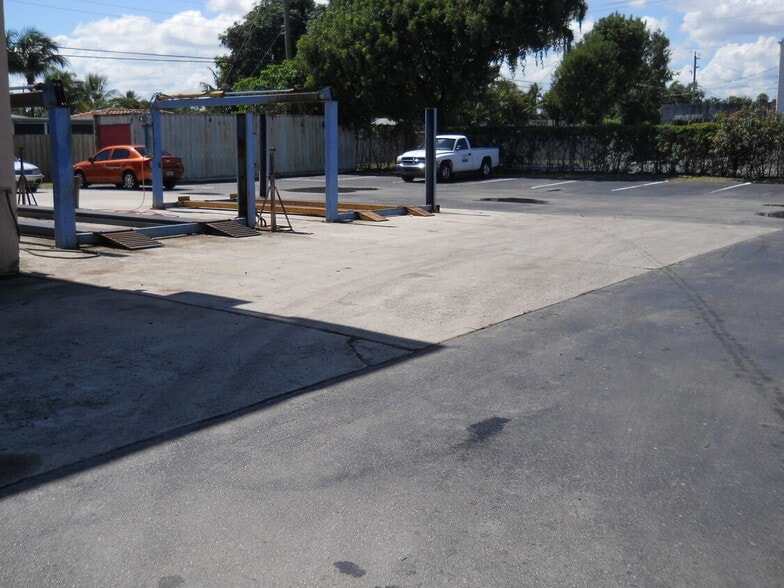 More Photos Of 250 NE 44th St, Oakland Park Auto Repair For Sale