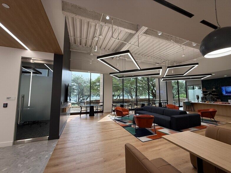 More Photos Of 4100 International Plz, Fort Worth Office For Lease