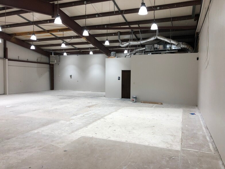 More Photos Of 132 NW 67th St, Oklahoma City Warehouse For Lease