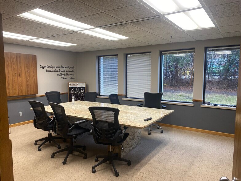 More Photos Of N52W13821 Northpark Dr, Menomonee Falls Warehouse For Lease