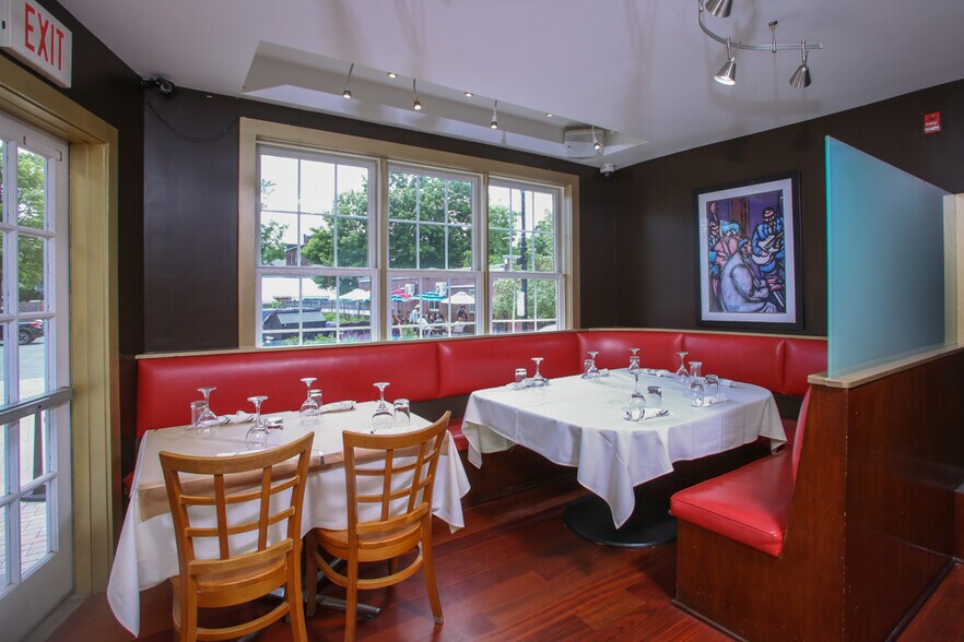 More Photos Of 15 Franklin St, Lenox Restaurant For Lease