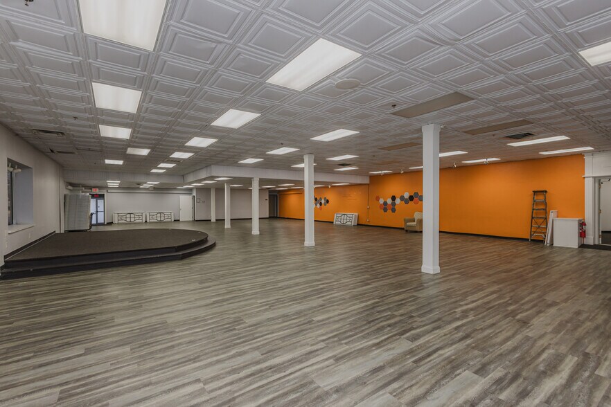 More Photos Of 724 N Main St, Newton Storefront For Sale