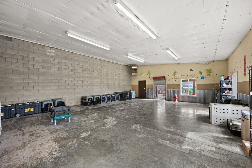 More Photos Of 5951 S Stratler St, Salt Lake City Veterinarian Kennel For Sale