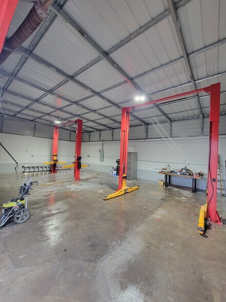 More Photos Of 9701 E US Highway 92, Tampa Freestanding For Sale