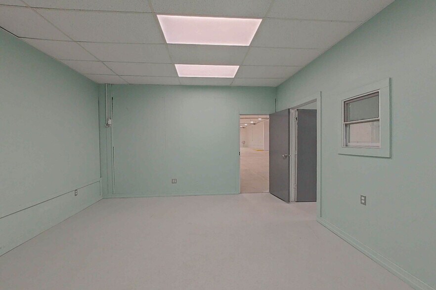 More Photos Of 3108 E Bristol Rd, Burton Warehouse For Lease