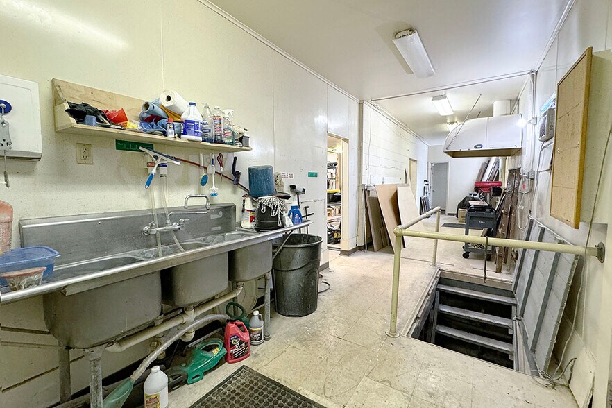 More Photos Of 1801 Wood St, Elkhart Storefront For Sale