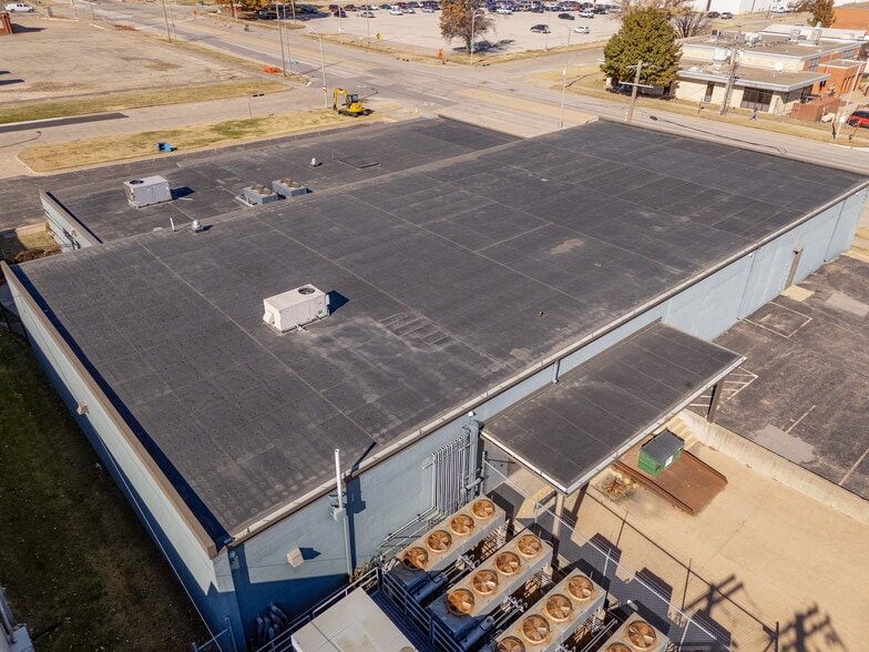 More Photos Of 400 SE Jefferson St, Topeka Flex For Sale