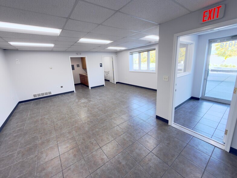 More Photos Of 1011 Rail Dr, Woodstock Warehouse For Lease