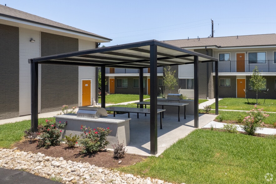 More Photos Of 1600 Avenue M, South Houston Apartments For Sale