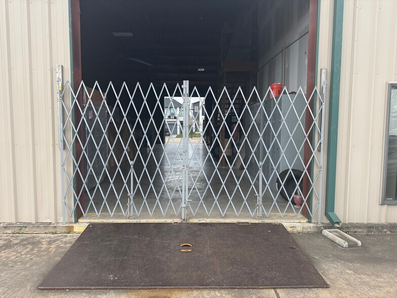 More Photos Of 4920 Pinemont Dr, Houston Manufacturing For Sale