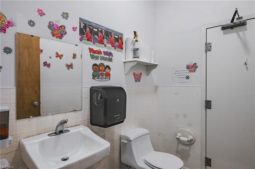 More Photos Of 1800 Grand Central Ave, Vienna Office For Sale