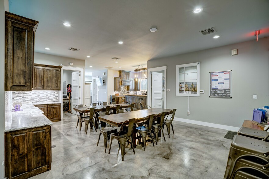 More Photos Of 5805 Starnes Rd, Watauga Office For Sale