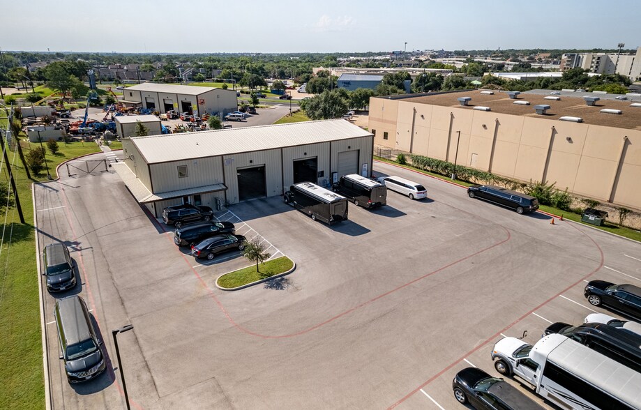 More Photos Of 9400 Metric Blvd, Austin Warehouse For Sale