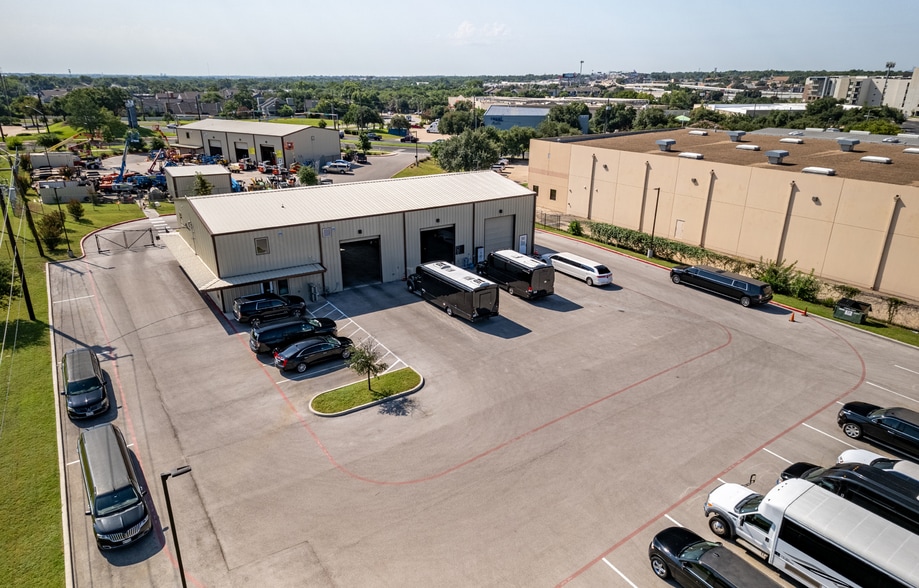 More Photos Of 9400 Metric Blvd, Austin Warehouse For Sale