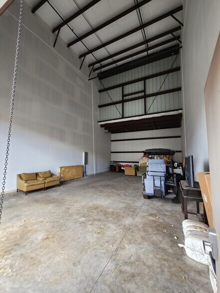 More Photos Of 72 Ulupono 85, Lahaina Warehouse For Sale