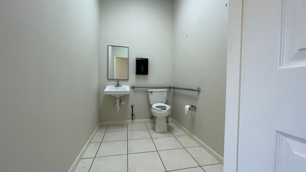 More Photos Of 3459 Pine Ridge Rd, Naples Office For Lease