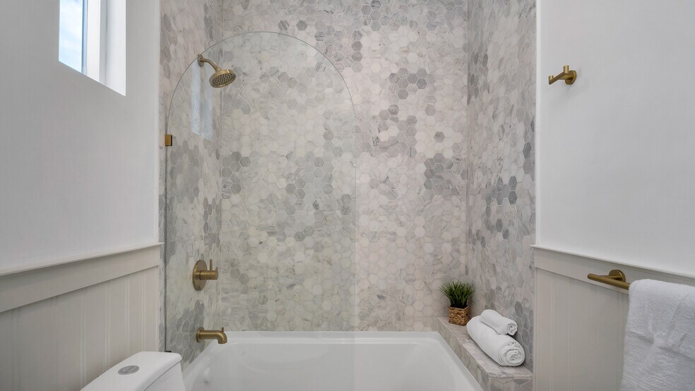 More Photos Of 1351 Seward St, Los Angeles Apartments For Sale