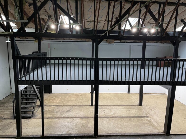 More Photos Of 505 Grant Ave, Chesterton Distribution For Lease