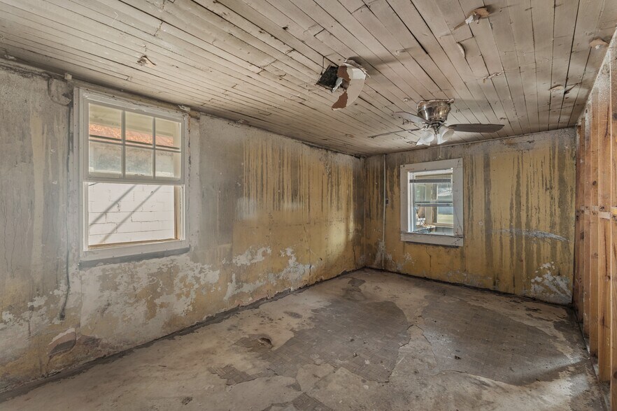 More Photos Of 7736 Westpoint Rd, West Point Freestanding For Sale