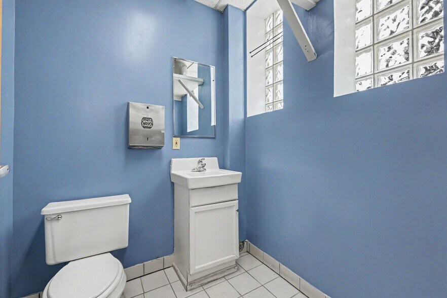 More Photos Of 22976 Outer Dr, Dearborn Flex For Lease