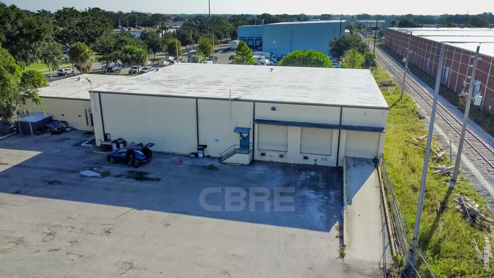 More Photos Of 2100 Premier Row, Orlando Warehouse For Lease