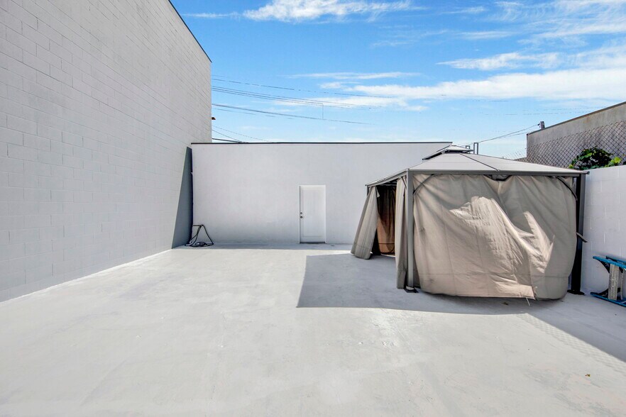 More Photos Of 7831 Foothill Blvd, Sunland Storefront Retail Office For Sale