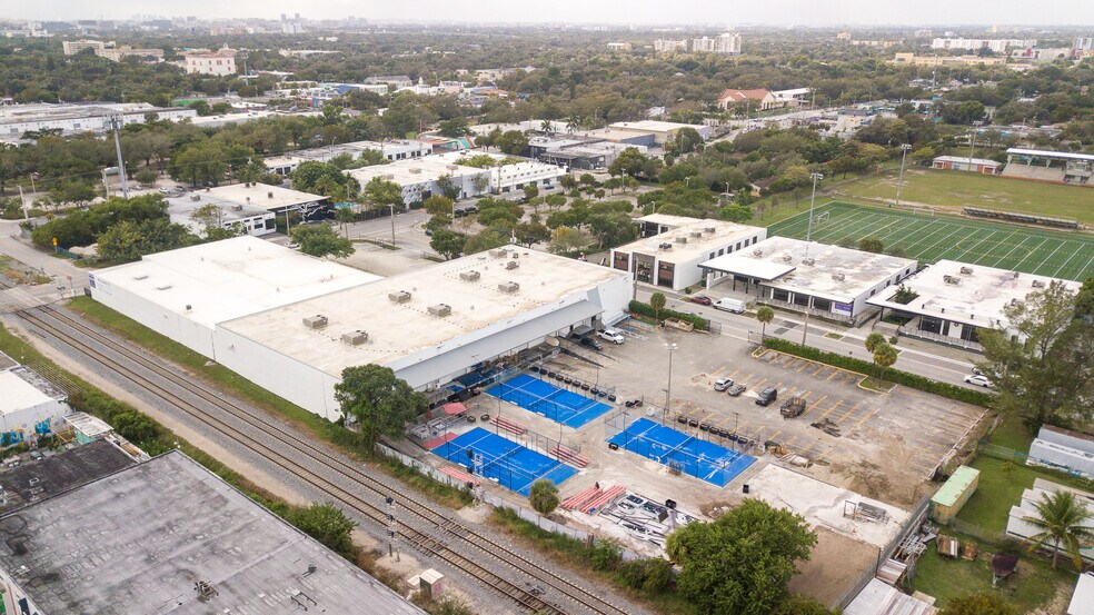 More Photos Of 415 NE 62nd St, Miami Warehouse For Lease