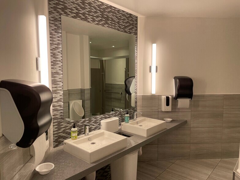 More Photos Of 9700 SW Capitol Hwy, Portland Office For Sale