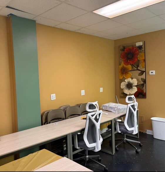 More Photos Of 25500 5 Mile Rd, Redford Township Storefront For Sale
