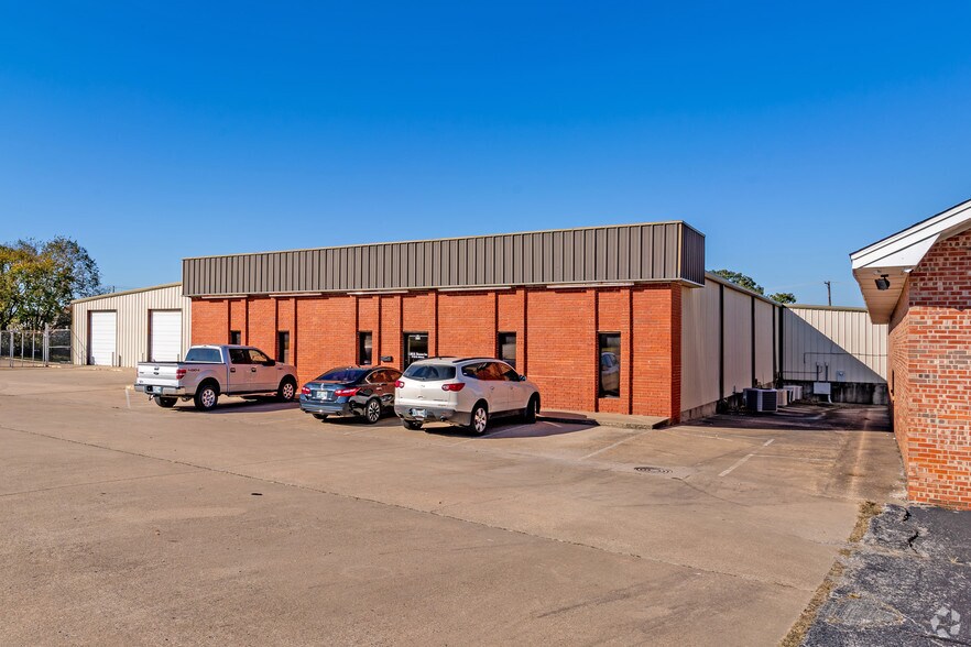 More Photos Of 710 S Adams St, Sapulpa Distribution For Sale