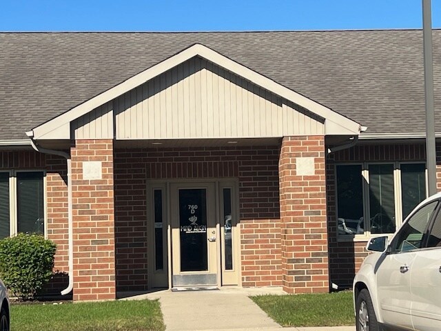 More Photos Of 760 McArdle Dr, Crystal Lake Office For Lease