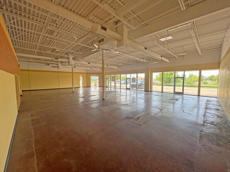 More Photos Of 3013 W Shore Dr, Holland Storefront For Lease