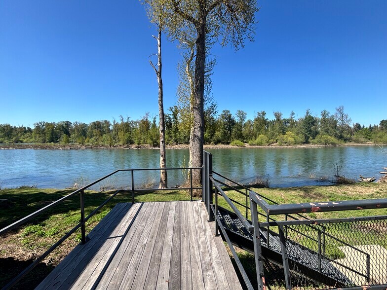 More Photos Of 131 NE Pine St, Salem Office For Lease