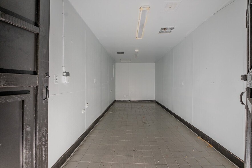 More Photos Of 16955 Sherman Way, Van Nuys Freestanding For Lease