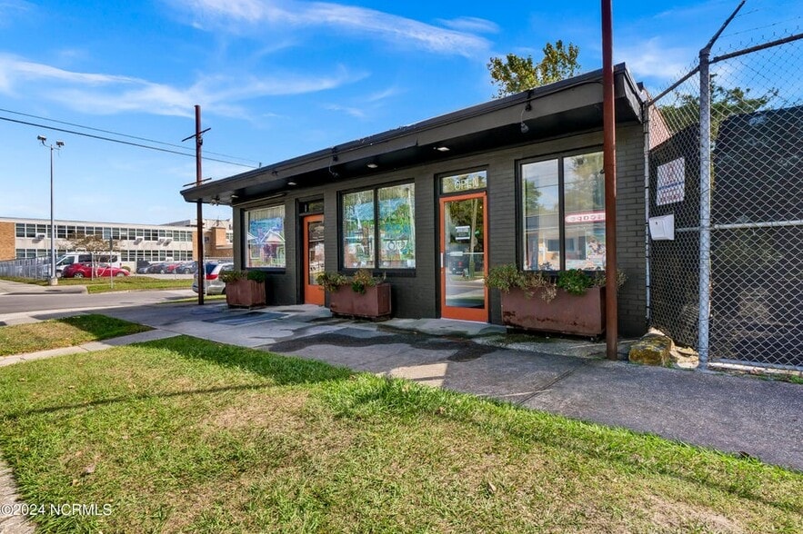 More Photos Of 1120 Princess St, Wilmington Storefront For Sale