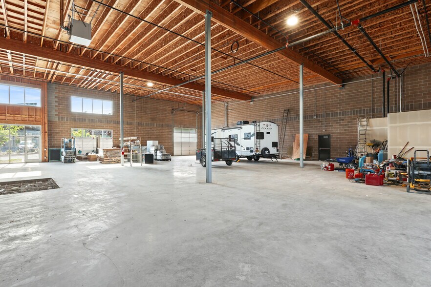 More Photos Of 21600 SE Stark St, Gresham Service For Lease