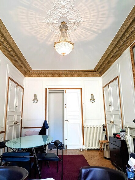More Photos Of 90 Rue D'Amsterdam, Paris Office For Sale