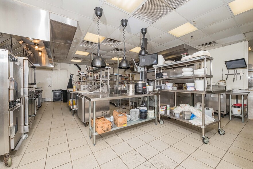 More Photos Of 831 N 1st St, Jacksonville Beach General Retail For Sale