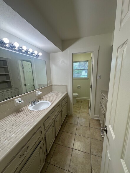 More Photos Of 2043 Cherry Laurel Dr, Spring Office For Lease